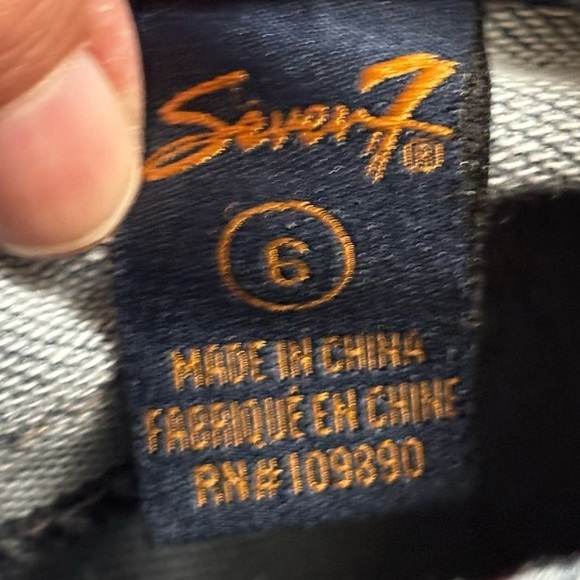 Seven7 jean shorts! Like new, size 6 women’s. Bermuda length. - Picture 7 of 9